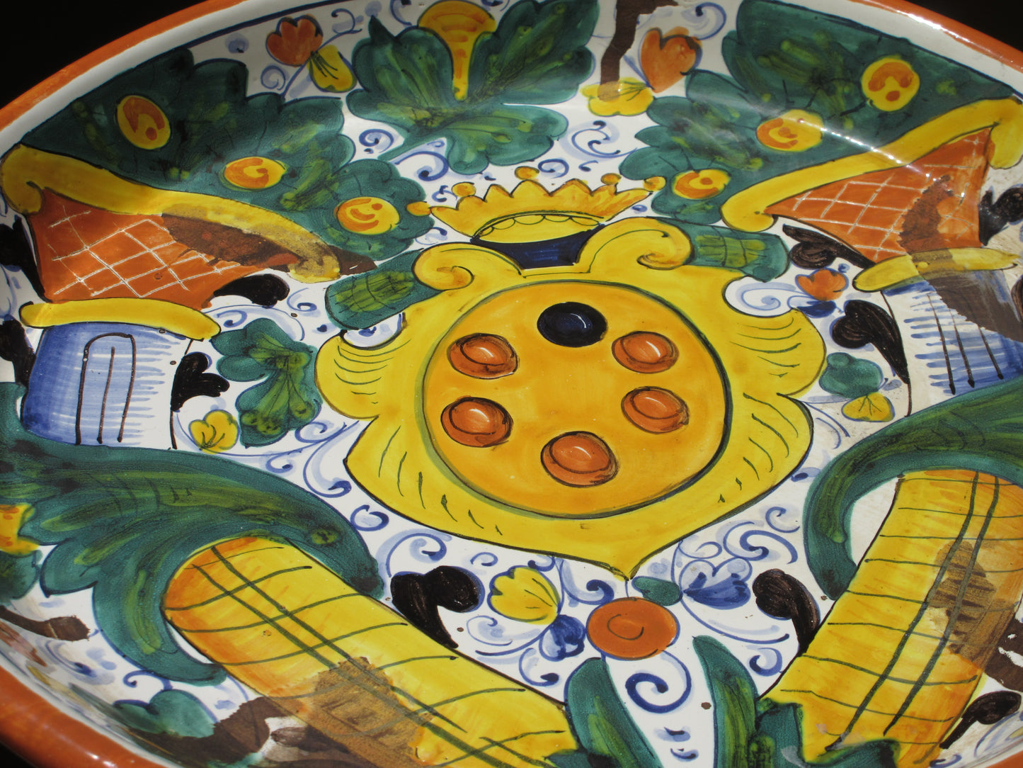 centrotavola in ceramica decorato