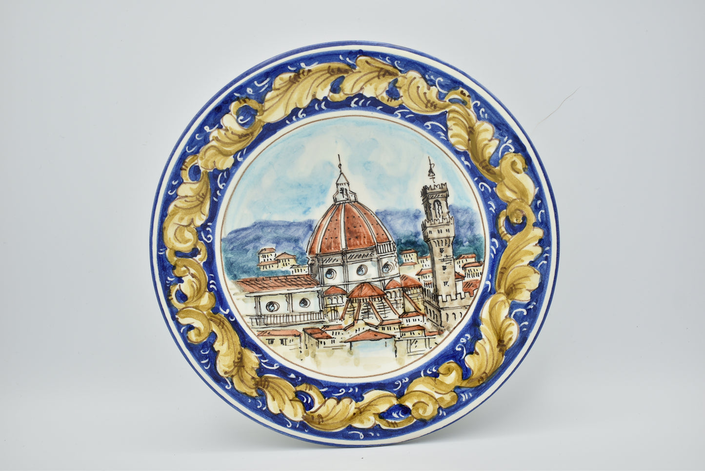 Piatto in ceramica fatto a mano