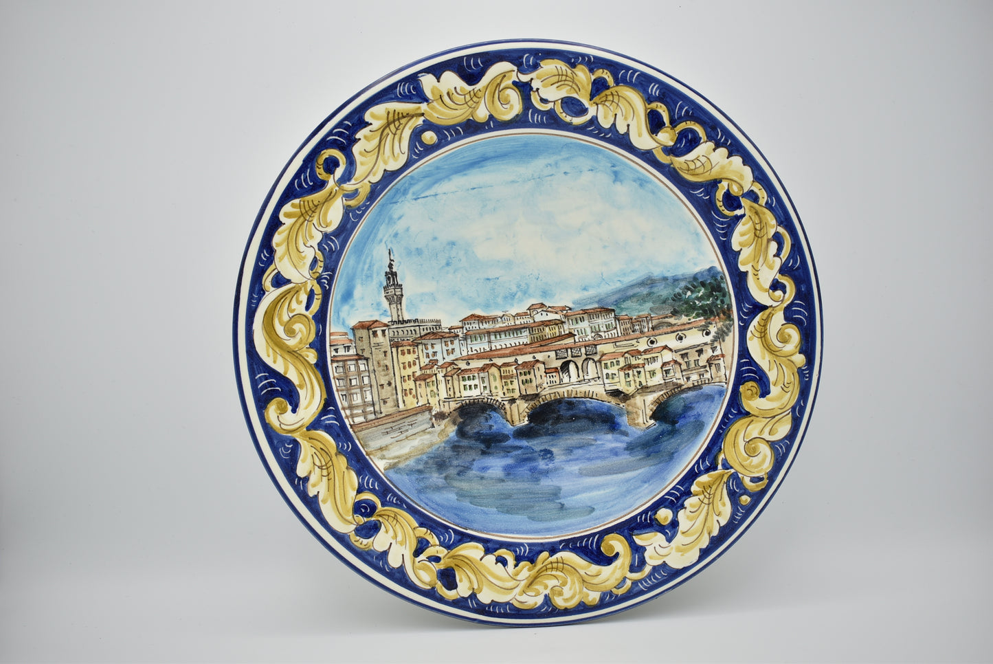 Piatto in ceramica fatto a mano
