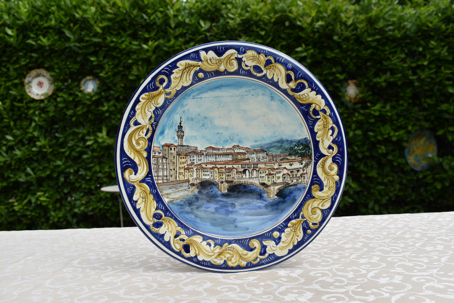 Piatto in ceramica fatto a mano