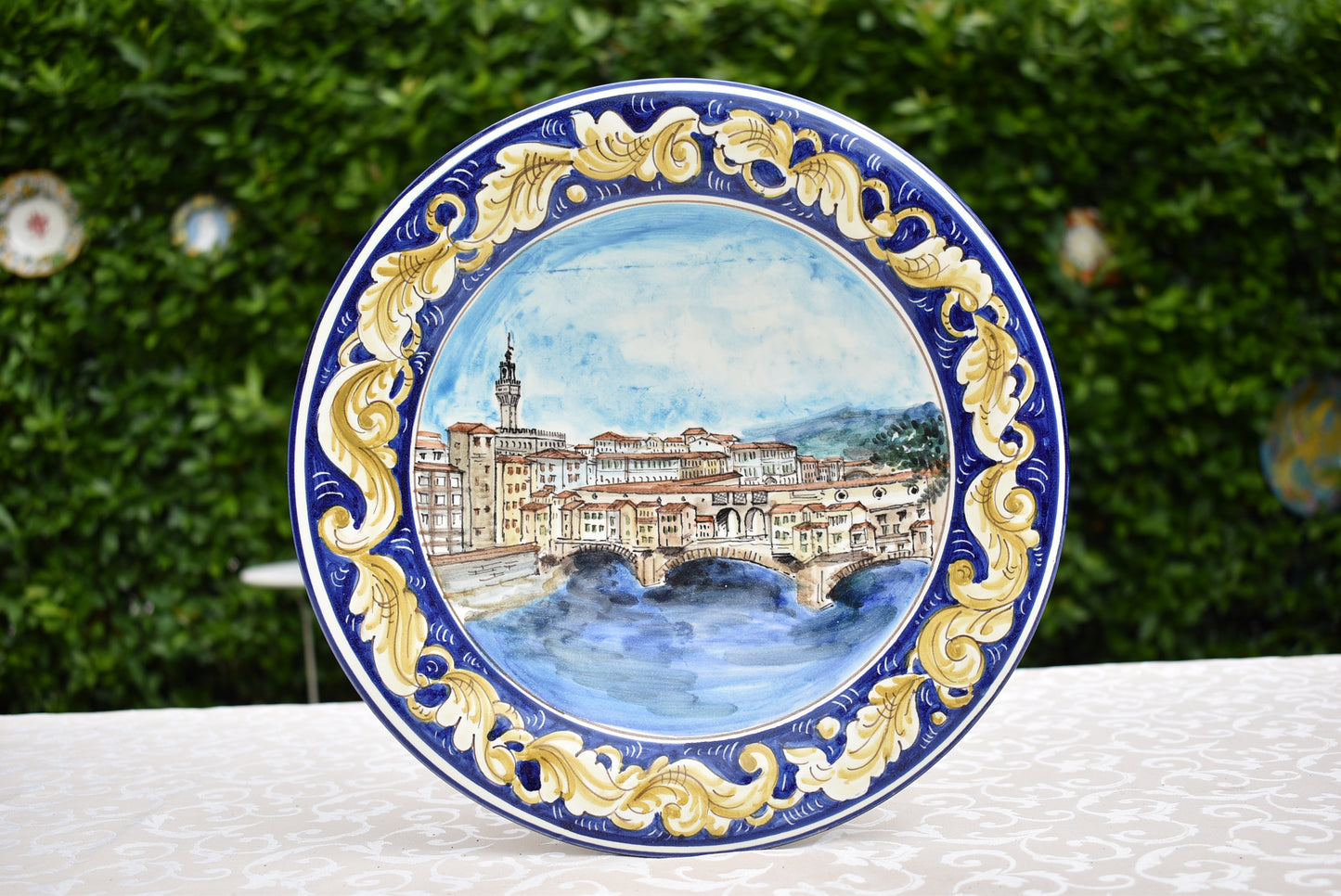 Piatto in ceramica fatto a mano