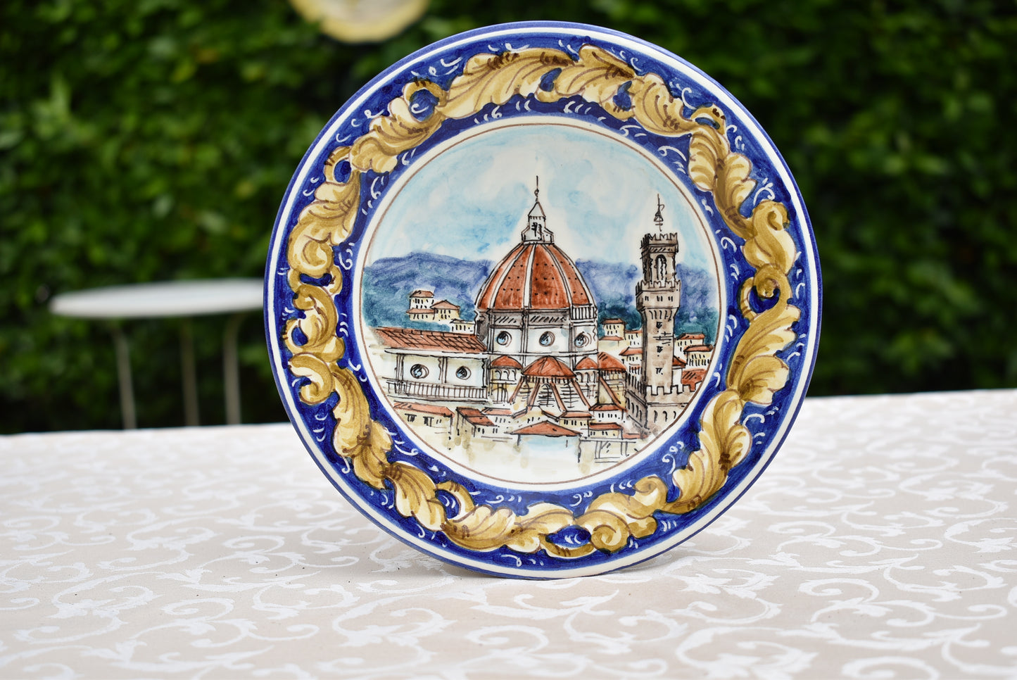 Piatto in ceramica fatto a mano