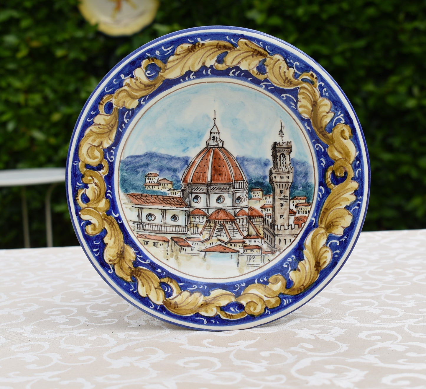 Piatto in ceramica fatto a mano