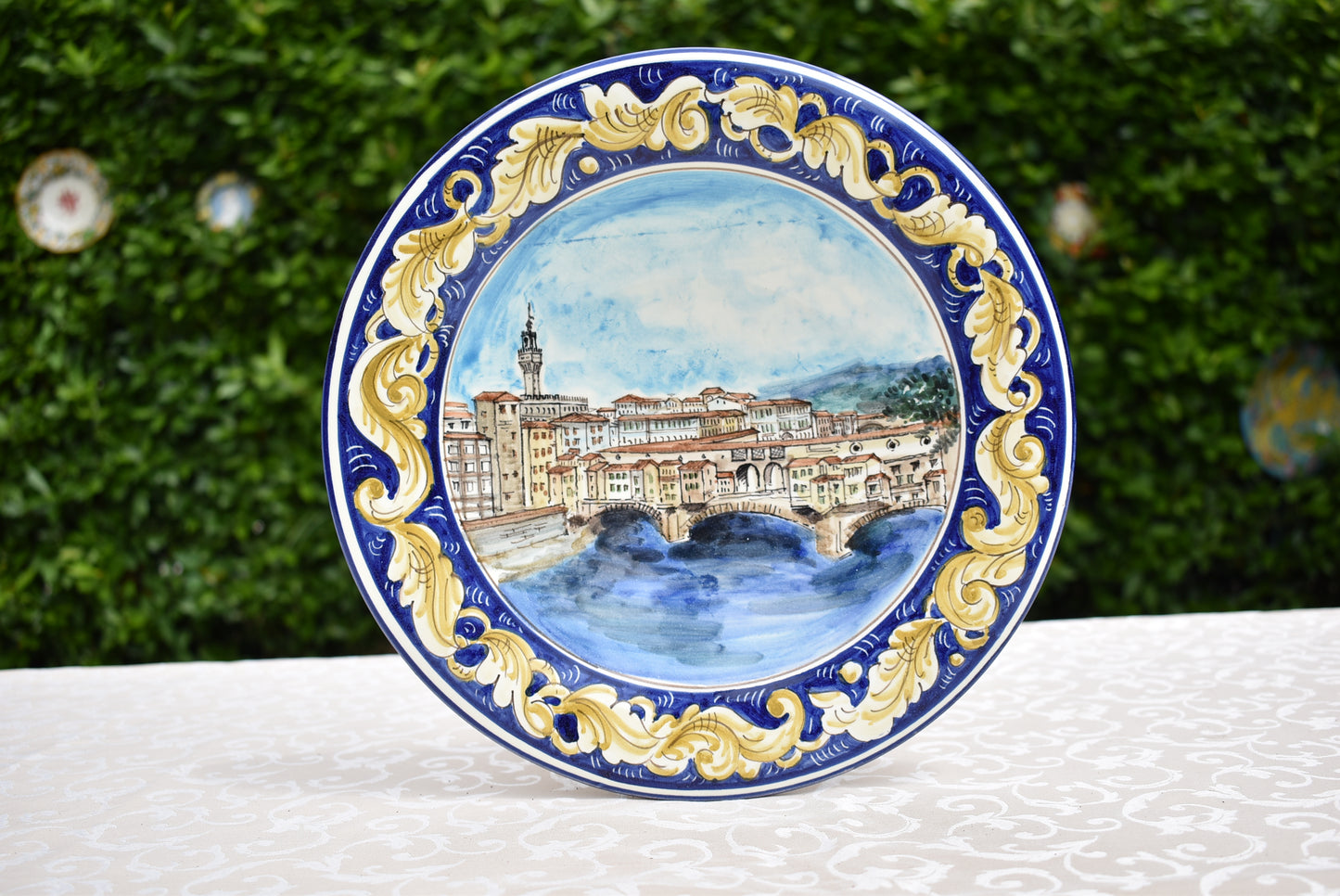 Piatto in ceramica fatto a mano