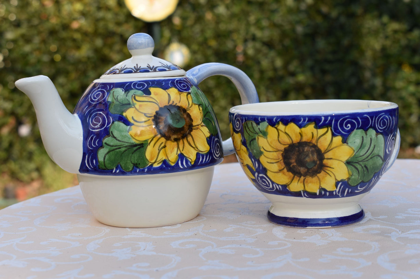 teiera e tazza in ceramica
