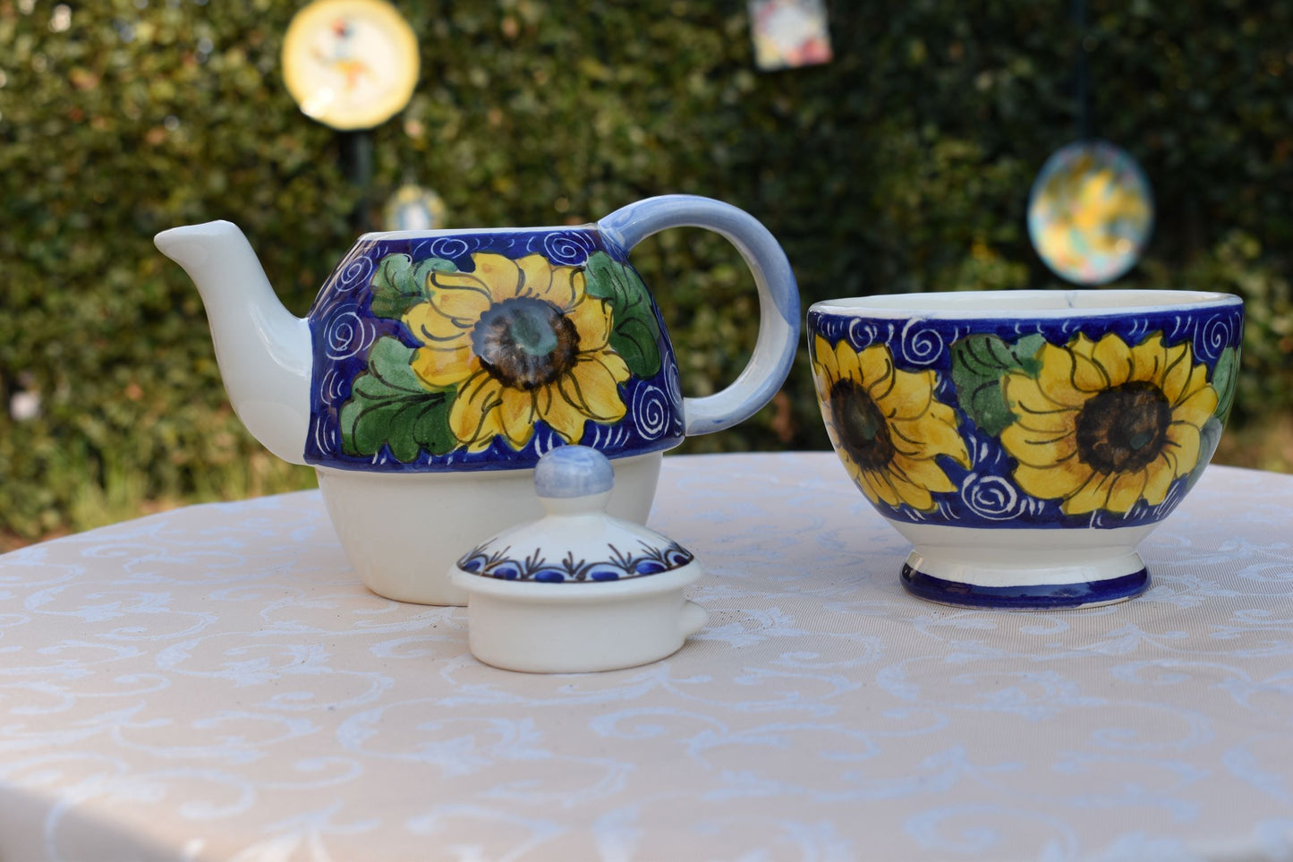 teiera e tazza in ceramica