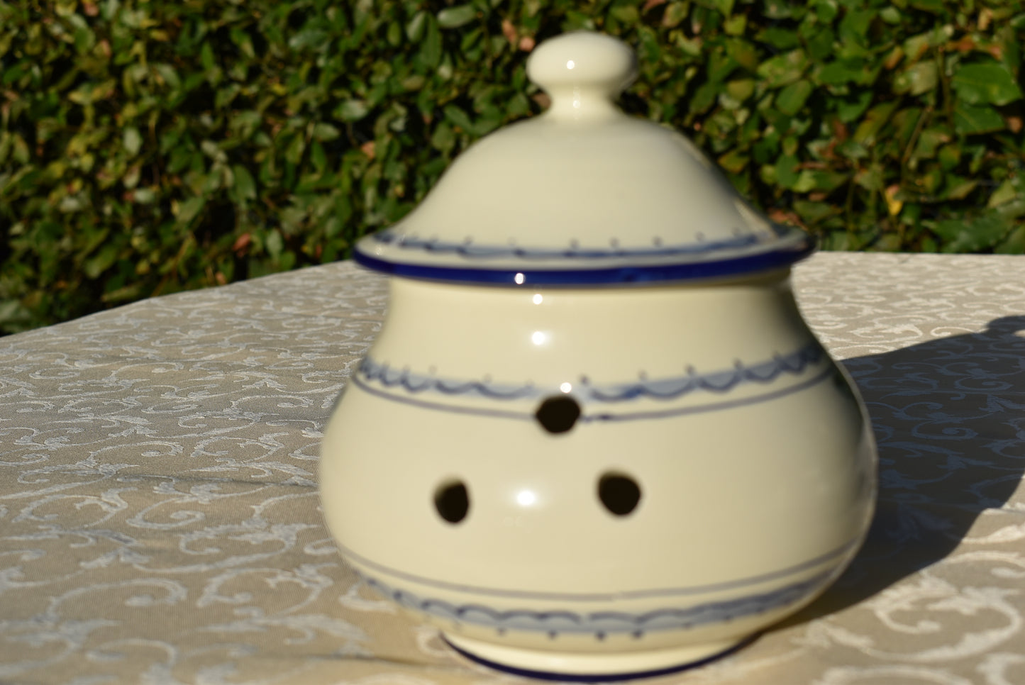 Contenitore in ceramica per l'aglio