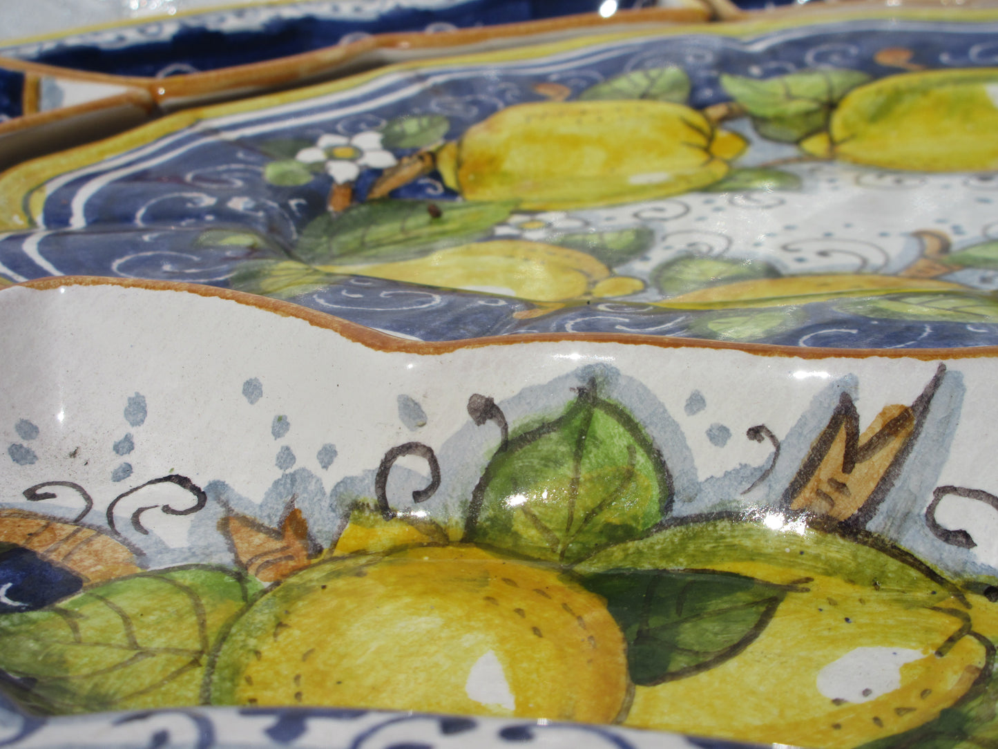 set di piatti in ceramica