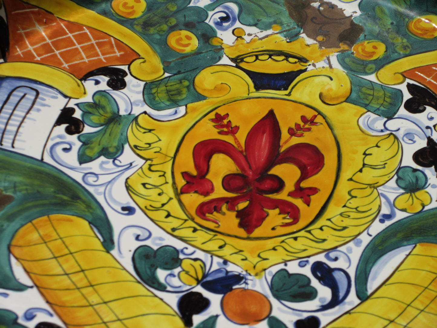 centrotavola in ceramica decorato