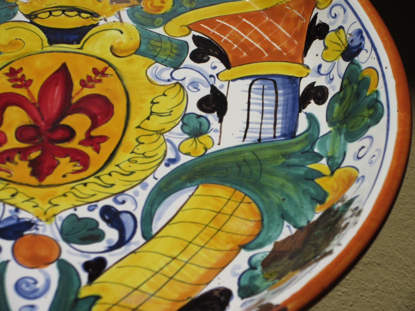 centrotavola in ceramica decorato