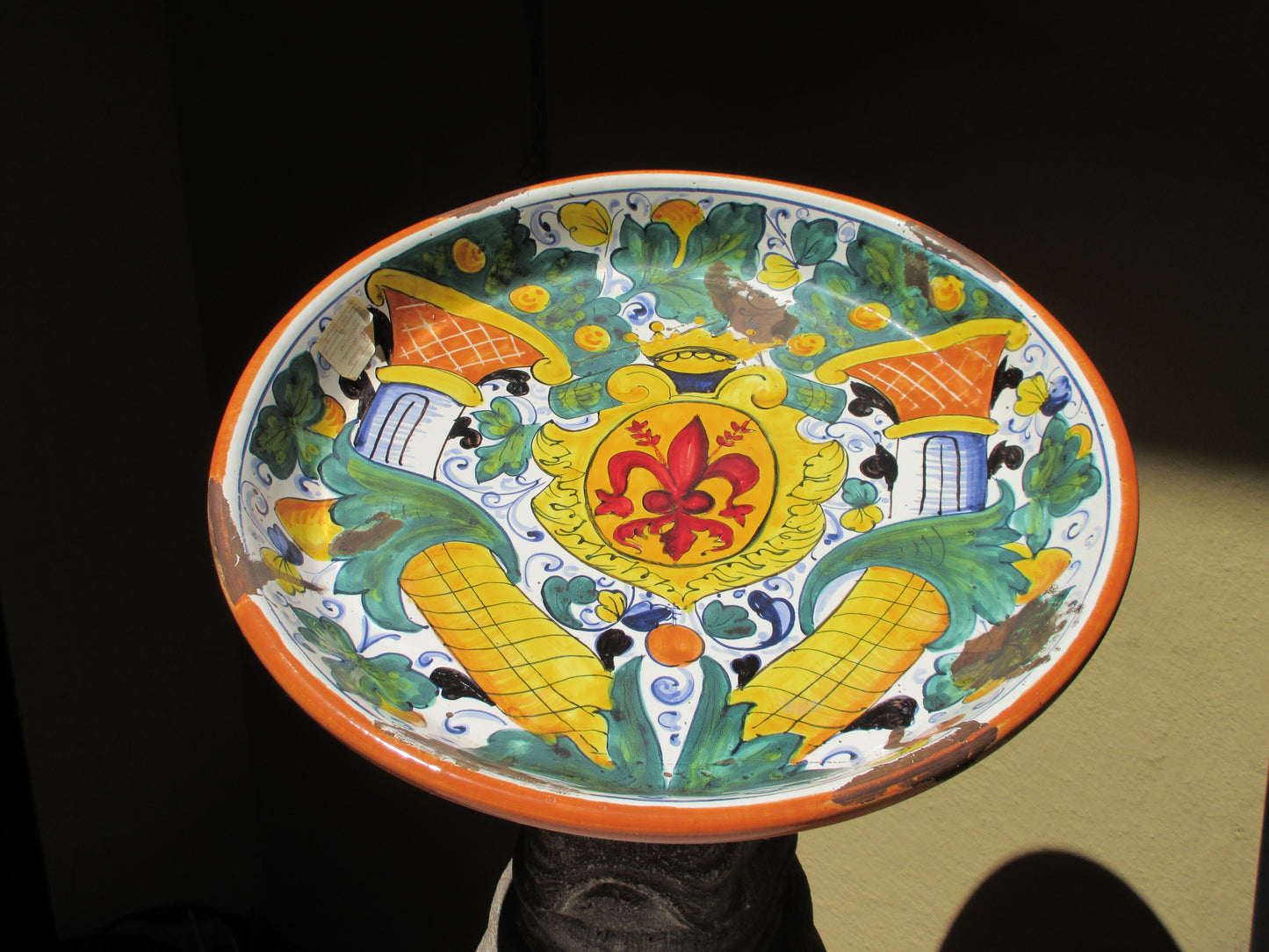 centrotavola in ceramica decorato