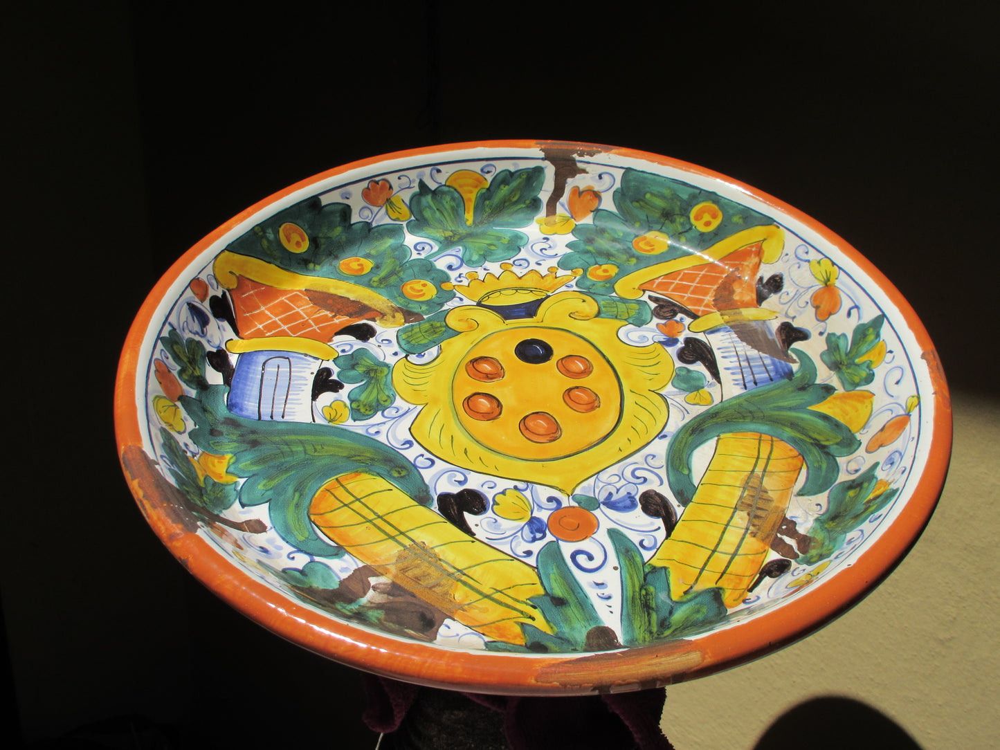 centrotavola in ceramica decorato