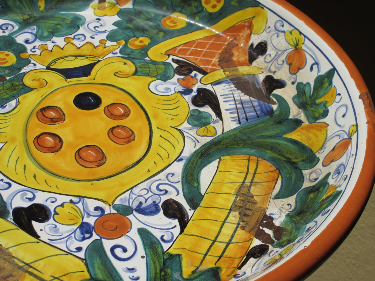 centrotavola in ceramica decorato