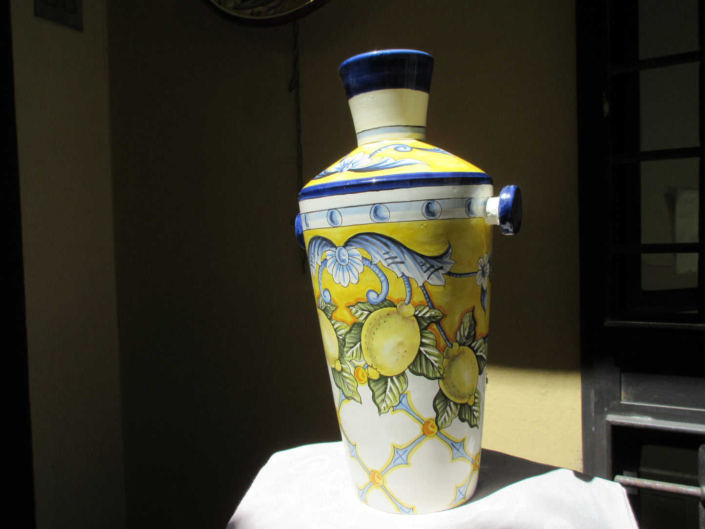 Vaso toscano fatto a mano in forma moderna e design tradizionale