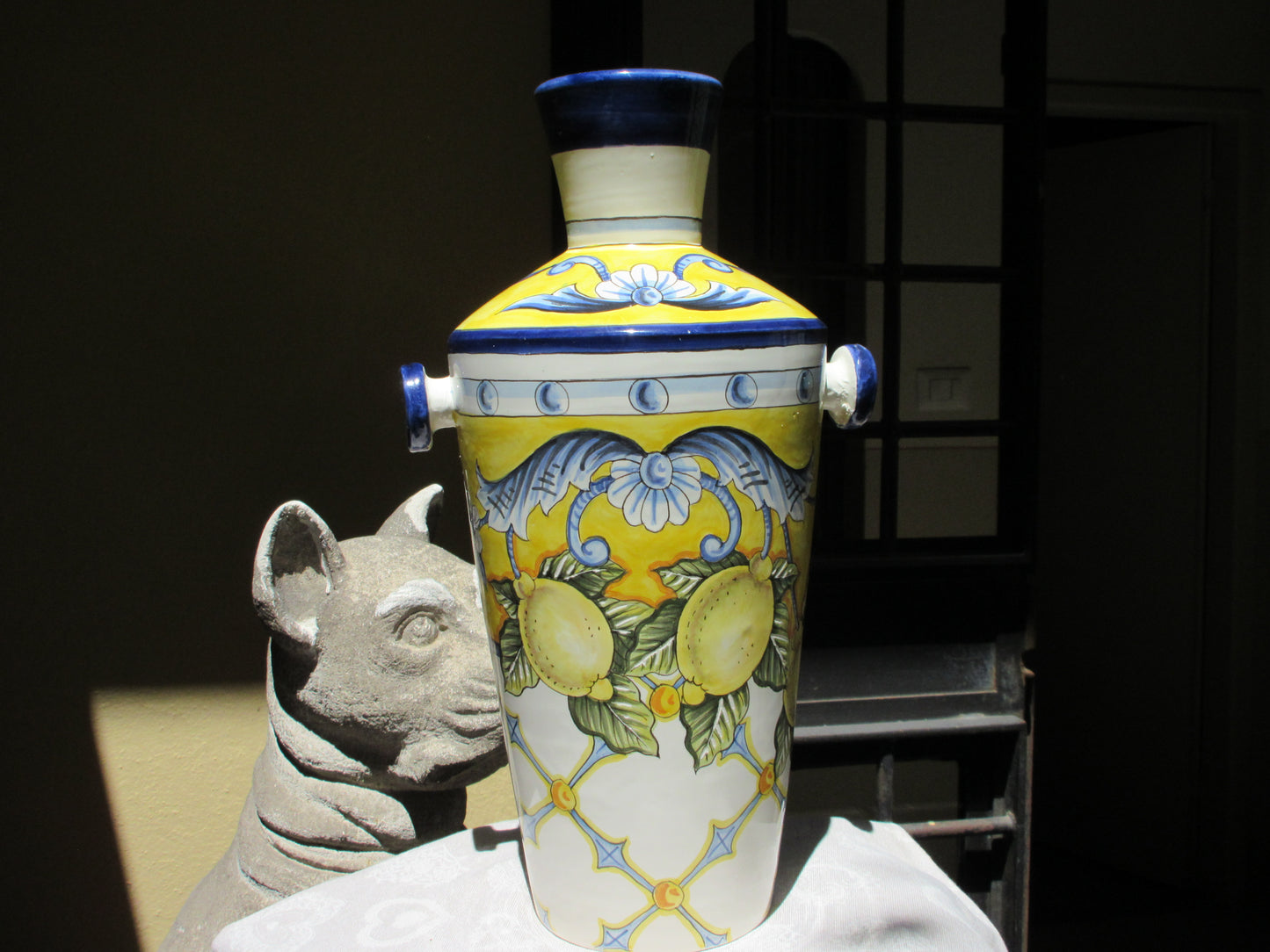 Vaso toscano fatto a mano in forma moderna e design tradizionale