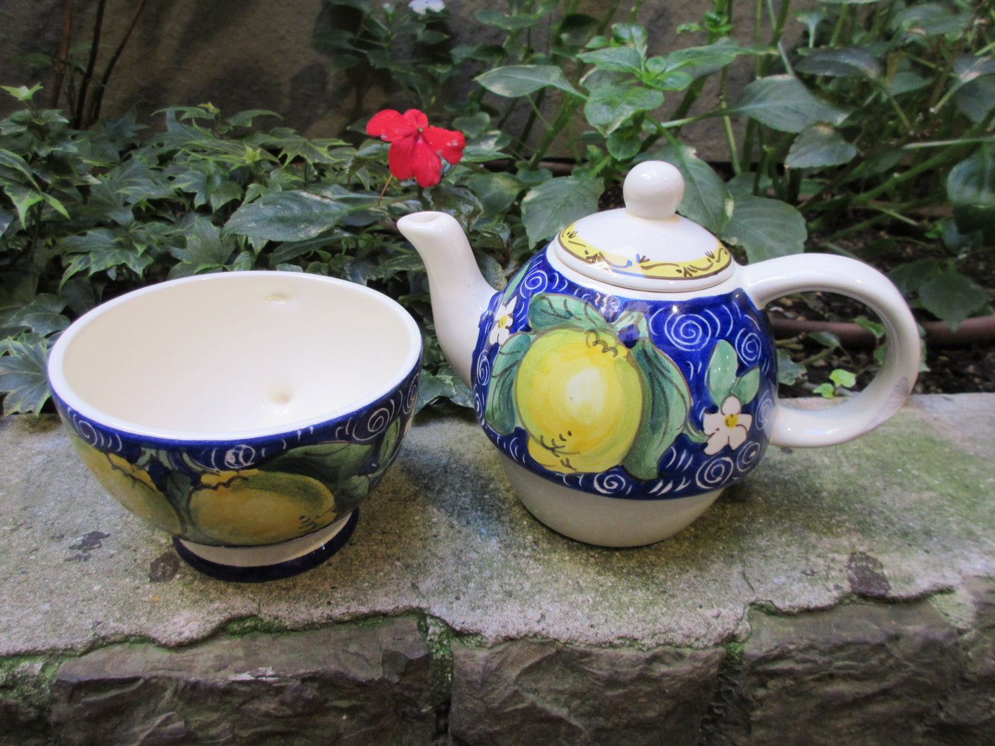 teiera e tazza in ceramica