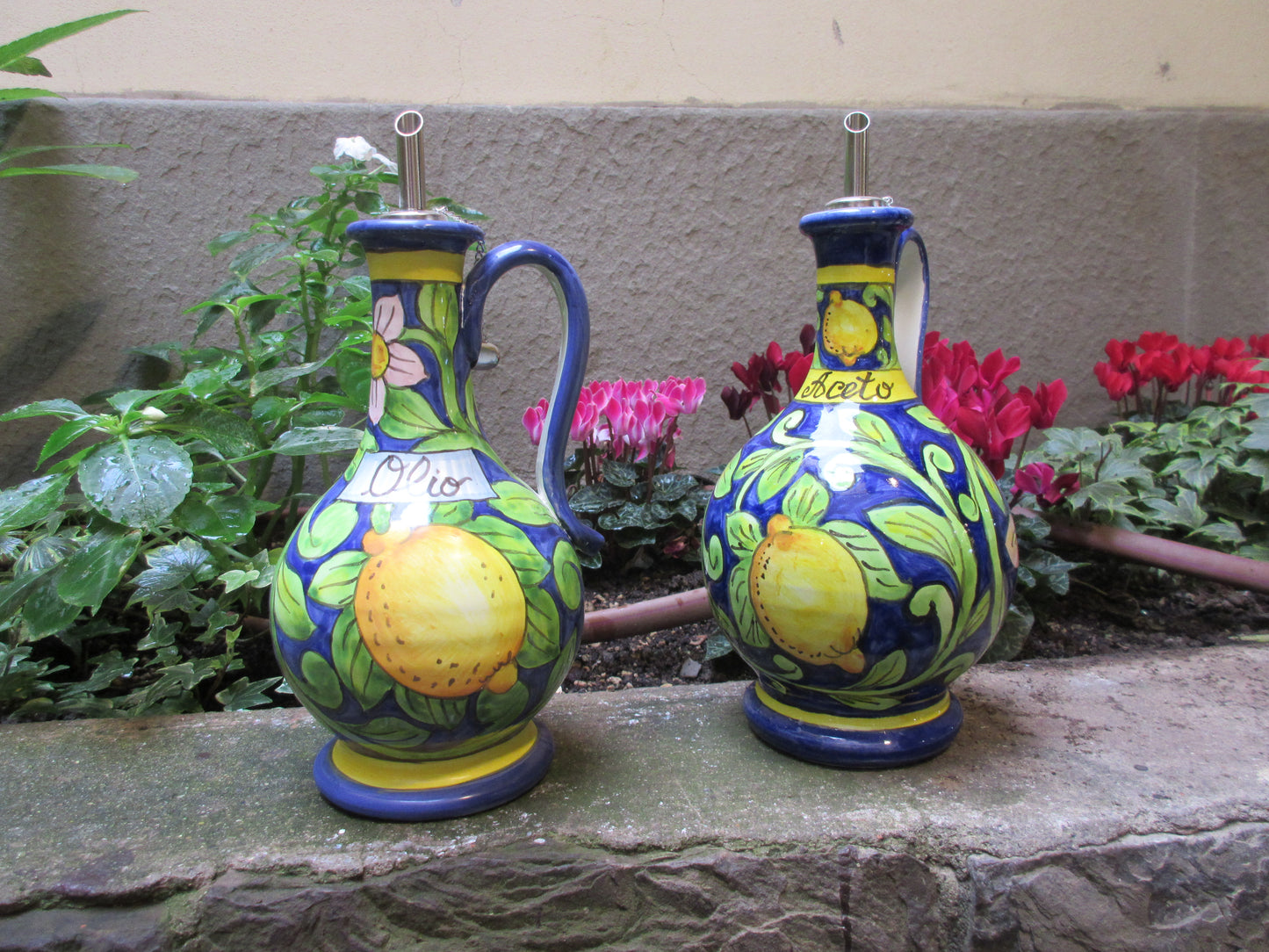 bottiglie di olio e aceto in ceramica