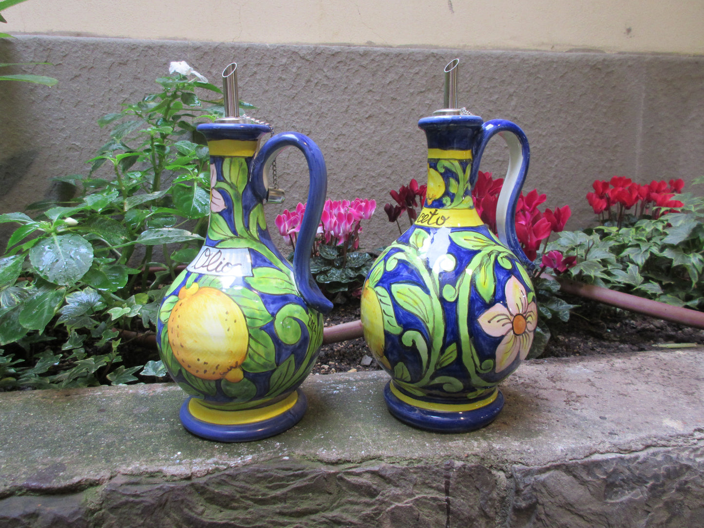 bottiglie di olio e aceto in ceramica