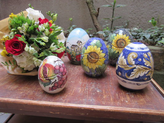 Decorazione in ceramica a forma di uovo
