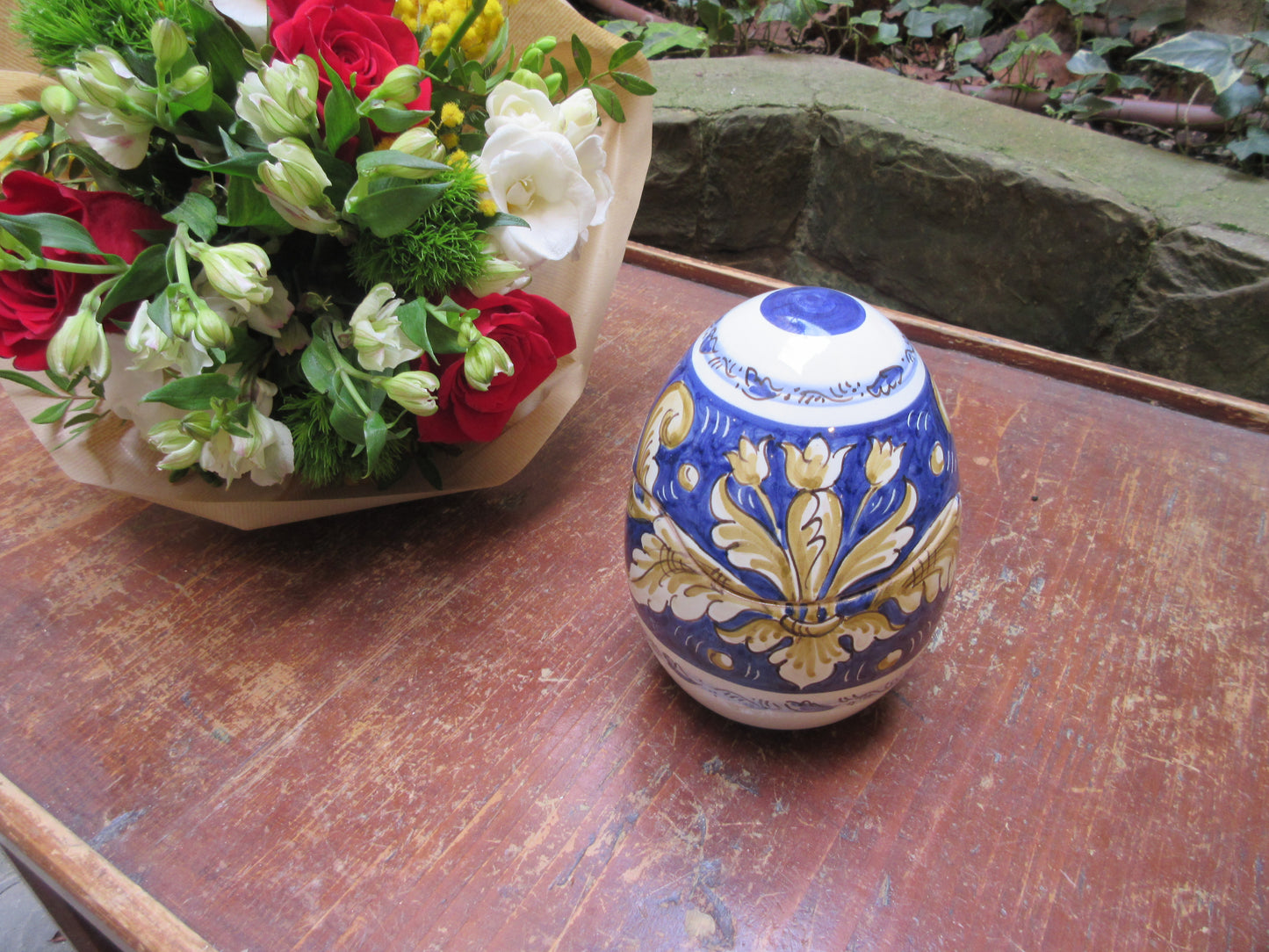 Decorazione in ceramica a forma di uovo