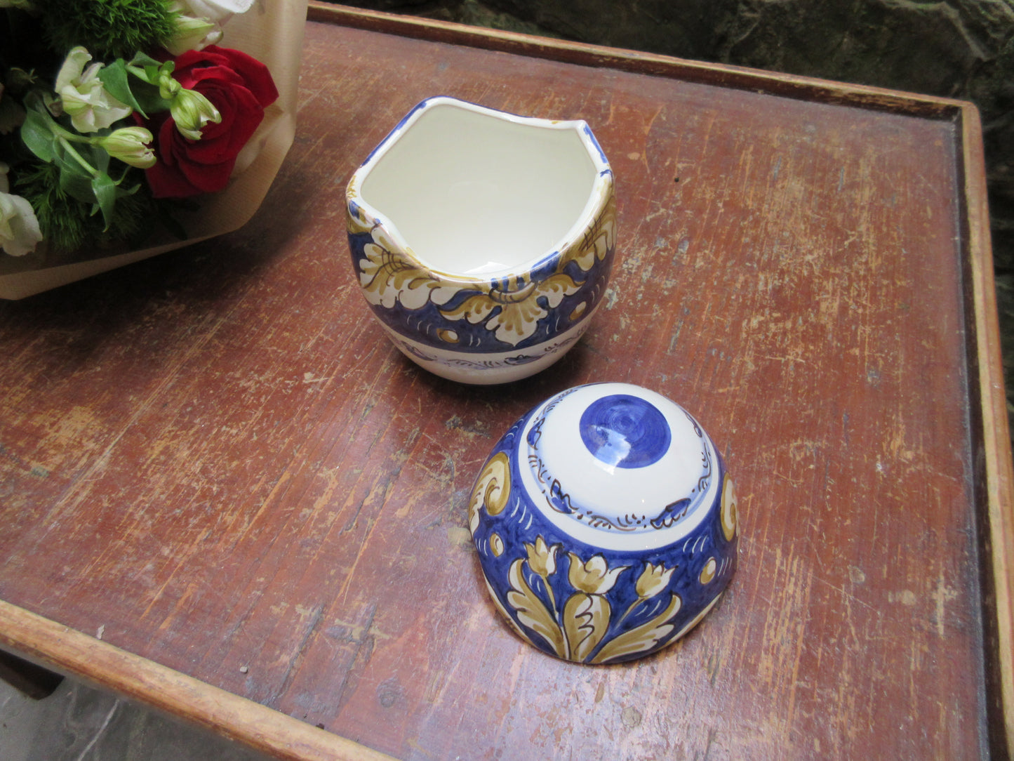 Decorazione in ceramica a forma di uovo