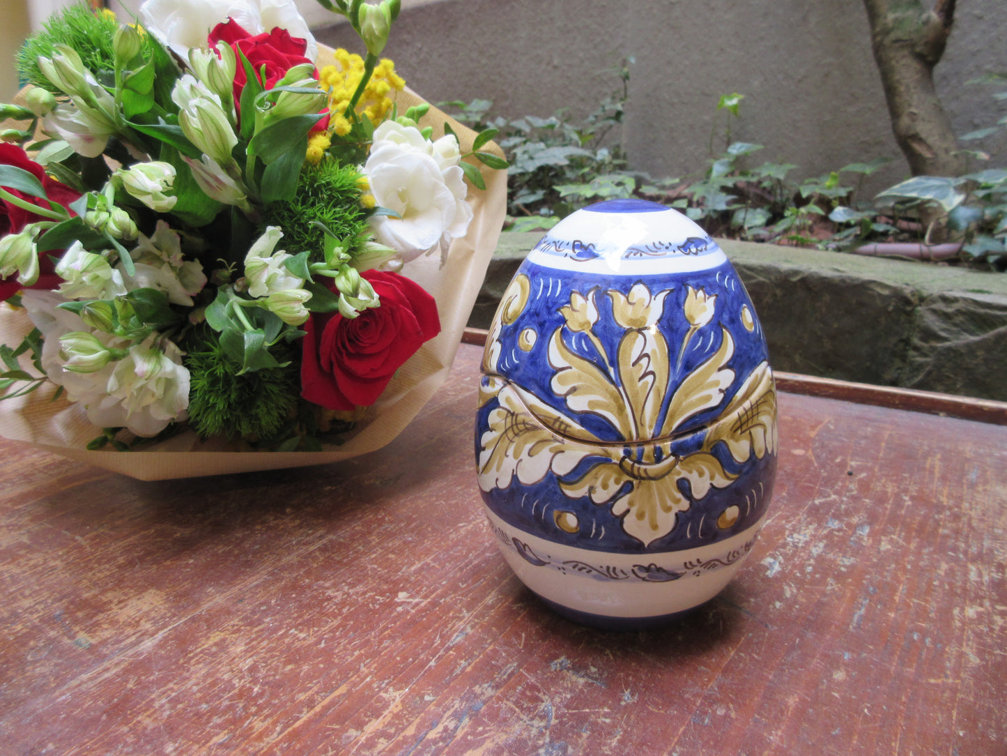 Decorazione in ceramica a forma di uovo