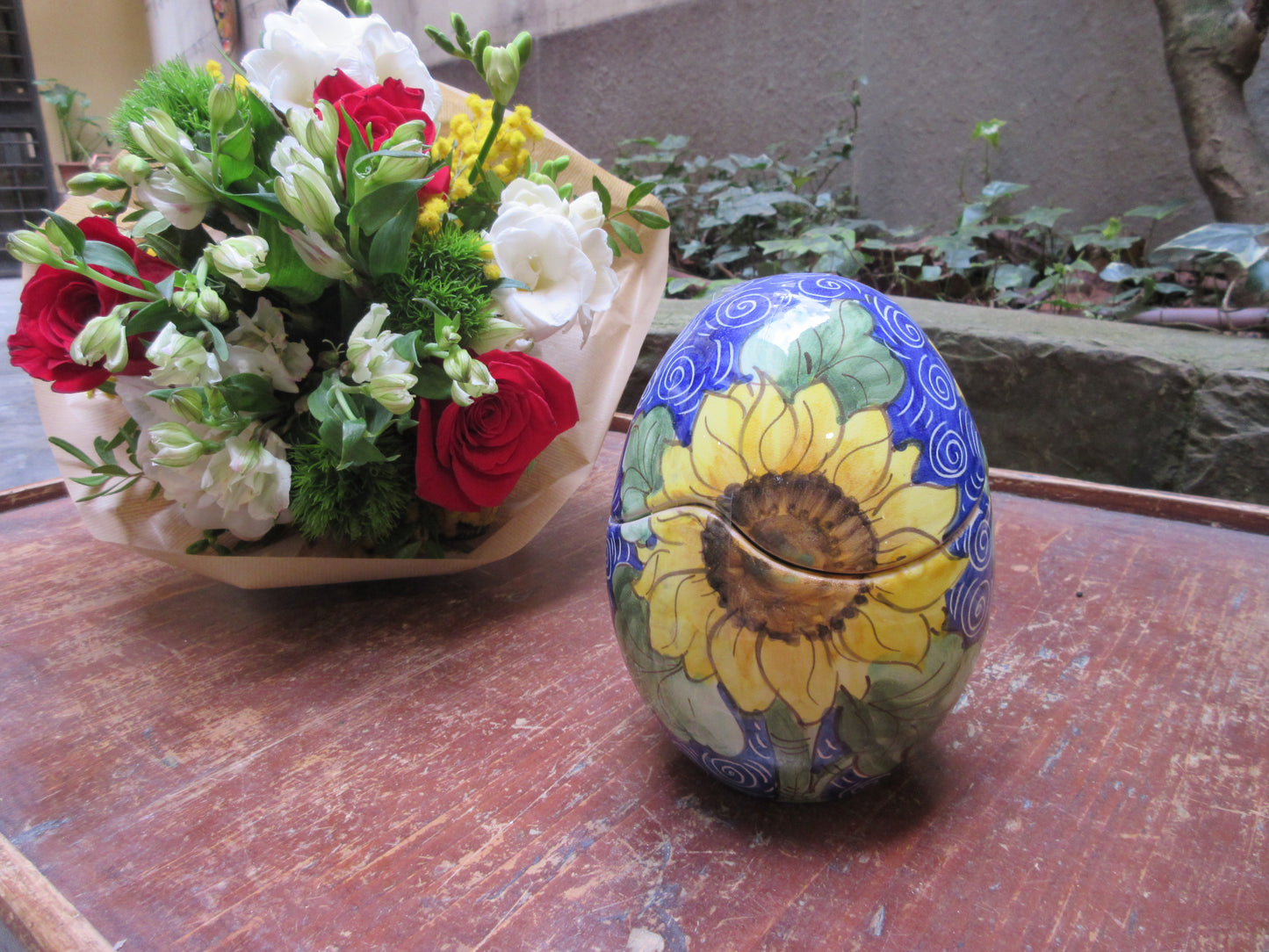 Decorazione in ceramica a forma di uovo