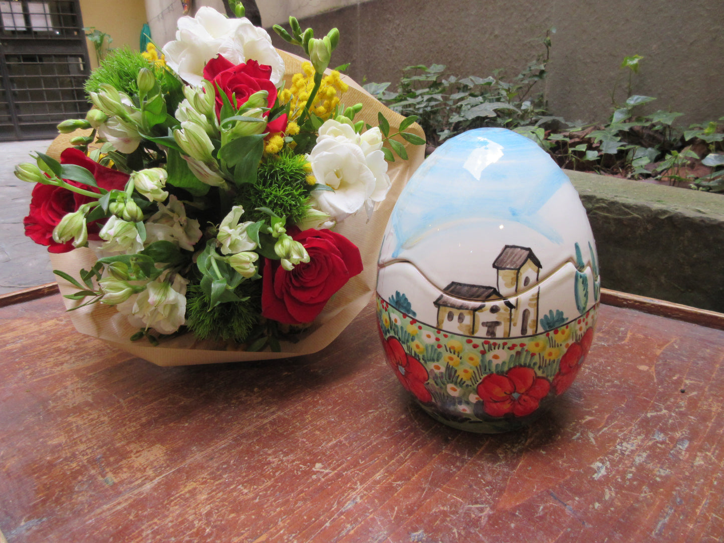 Decorazione in ceramica a forma di uovo