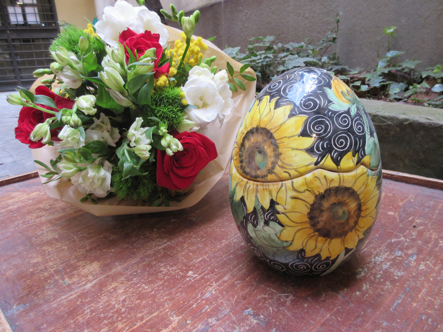 Decorazione in ceramica a forma di uovo